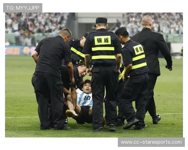 足球场球迷冲场事件频发如何加强球星安全保护与赛事管理措施