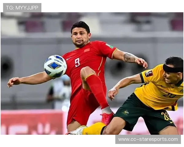 足球球星跷二郎腿瞬间引发热议 揭秘其背后的自信与态度